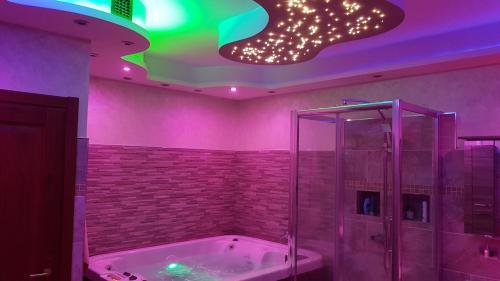 een badkamer met een bad en een plafond met verlichting bij Il Riposo Del guerriero in Corio