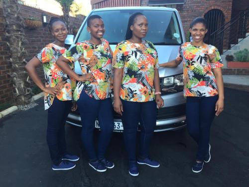 een groep vrouwen die voor een busje staan bij The Travel Inn Durban in Durban