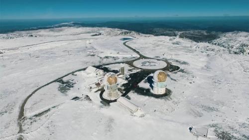 an aerial view of the summit of a mountain with snow at Hostel Criativo do Sabugueiro in Sabugueiro