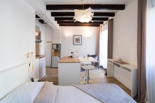 a bedroom with a bed and a desk and a table at ★ LE CÔTÉ GARONNE ★ HYPERCENTRE ★ NETFLIX ★ in Toulouse