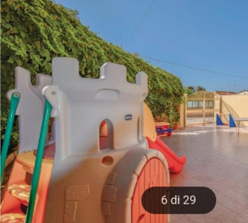 un parque infantil con un tren de juguete en un tobogán en Sea Life Maganuco, en Marina di Modica