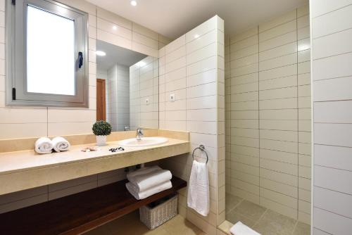 une salle de bain avec un lavabo et un miroir dans l'établissement Salobre Villa with Pool Par 4 nr 9 by VillaGranCanaria, à Salobre