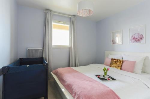 Un dormitorio con una cama con una bandeja encima. en Dream destination, en Montévrain