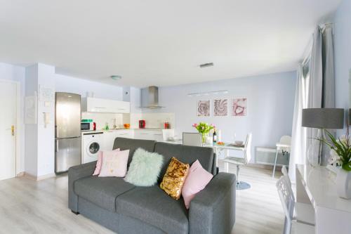 un salon avec un canapé et une cuisine dans l'établissement Dream destination, à Montévrain