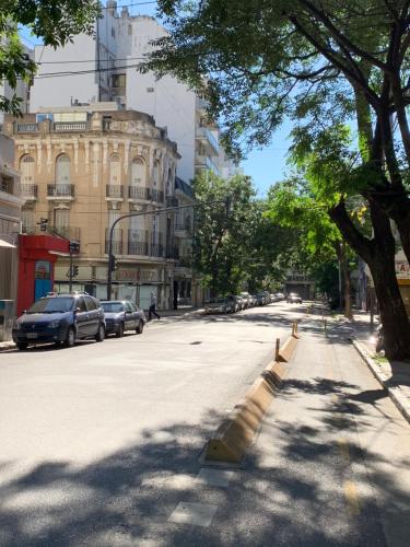 una calle vacía en una ciudad con coches aparcados en VIVIENBAIRES 2 en Buenos Aires