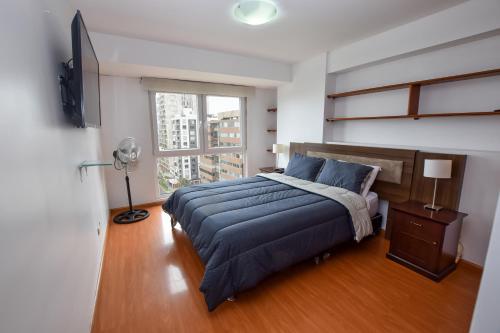 1 dormitorio con 1 cama y TV en Miraflores4Rent Mar y Vista, en Lima