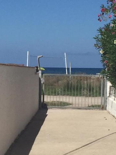 een frisbee vliegt over een poort aan de oceaan bij Primera linea de Playa a 1km del puerto de Denia in Denia