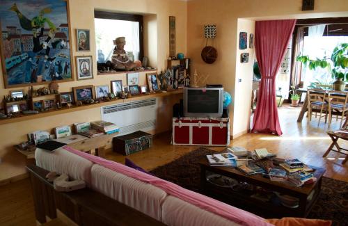 een woonkamer met een bank en een tv bij Azienda Agricola Il Querceto in Marsico Vetere