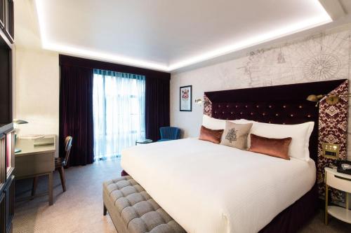 Un pat sau paturi într-o cameră la Vintry & Mercer Hotel - Small Luxury Hotels of the World