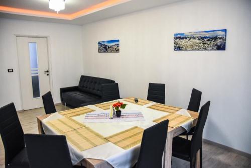 una camera con tavolo, sedie e divano di Casa Didea a Borşa
