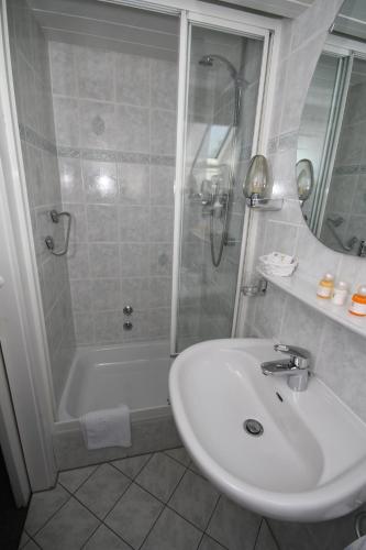 Ένα μπάνιο στο Weidegg - Hotel Garni
