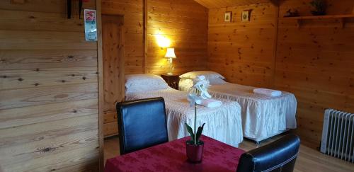 A bed or beds in a room at Stansted Airport Cottage 