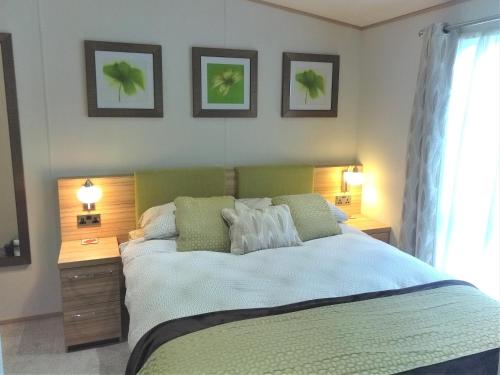 Postel nebo postele na pokoji v ubytování Honeydukes Holiday Lodge, Boat of Garten, Aviemore