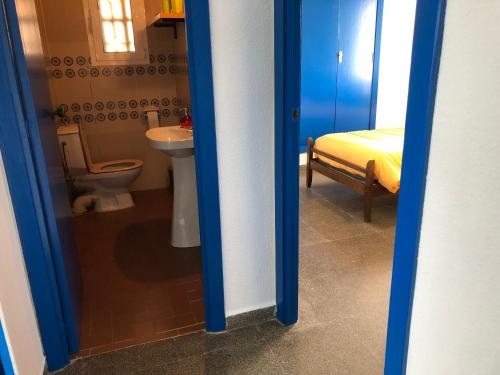 ファロ・デ・クリェラにあるFantástico apartamento en Faro de Culleraのバスルーム(トイレ、洗面台付)