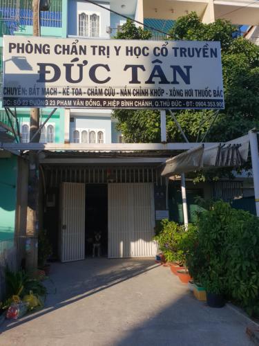 ein Gebäude mit einem Schild, auf dem die Telefonkette angezeigt wird in der Unterkunft Big room in Ho-Chi-Minh-Stadt