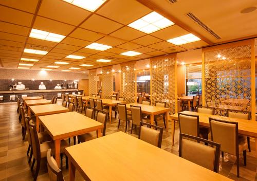 
a long dining room with tables and chairs at Yumoto Fujiya Hotel in Hakone
