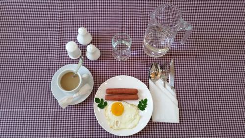 ゲストハウスの敷地内または近くでの食事または食べ物