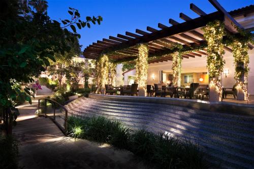 una pérgola con luces, mesas y sillas en Sunset Marquis Hotel, en Los Ángeles