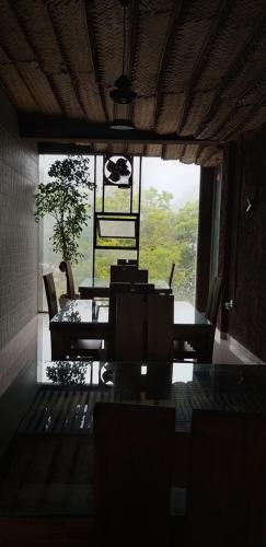 アヌラーダプラにあるラージャラタ リーチ リゾートのダイニングルーム(テーブル、椅子付)、大きな窓が備わります。