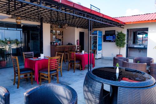 Un restaurante u otro lugar para comer en M Hotel Thamel-Kathmandu