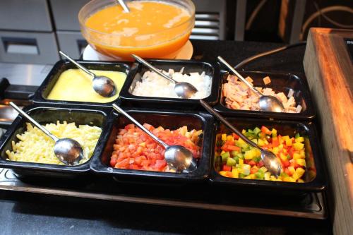 un plateau-repas avec des bols de légumes et des cuillères dans l'établissement WOOVO Phuket Patong - by Swandor, à Patong Beach