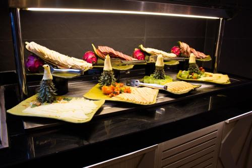 un buffet avec différents types de nourriture sur les assiettes dans l'établissement WOOVO Phuket Patong - by Swandor, à Patong Beach