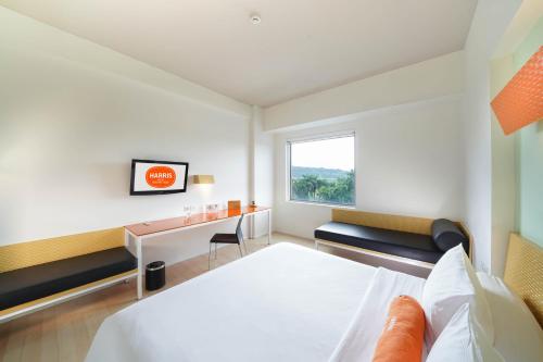 Postel nebo postele na pokoji v ubytování HARRIS Hotel Sentul City Bogor