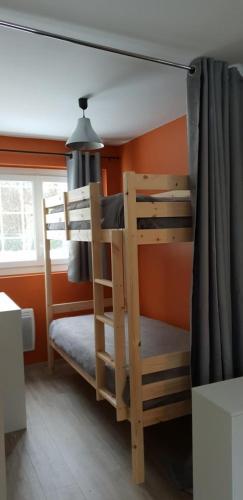- 2 lits superposés dans un dortoir aux murs orange dans l'établissement Le Valentin, à Eaux-Bonnes