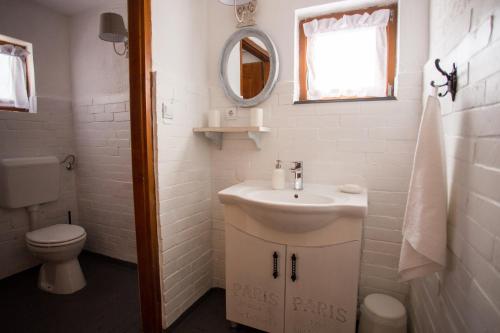 A bathroom at Vidéki Porta