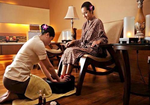 a woman sitting in a room with a woman sitting in a bowl at Royale Chulan Kuala Lumpur in Kuala Lumpur