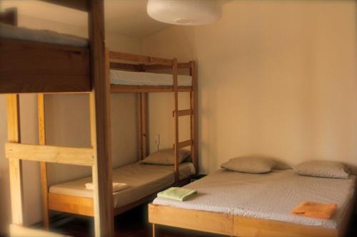 מיטה או מיטות קומותיים בחדר ב-Masia de Vallforners