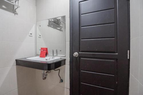 Koupelna v ubytování RedDoorz Syariah near Jamtos Jambi
