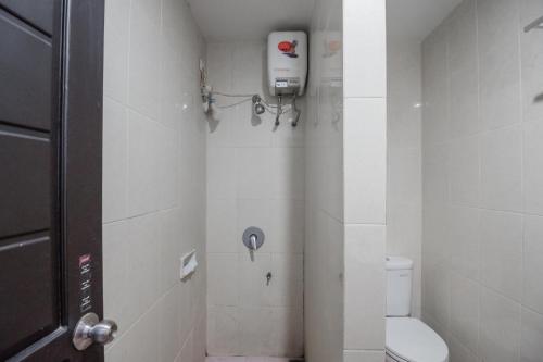 a small bathroom with a toilet and a shower at RedDoorz Syariah near Jamtos Jambi in Jambi