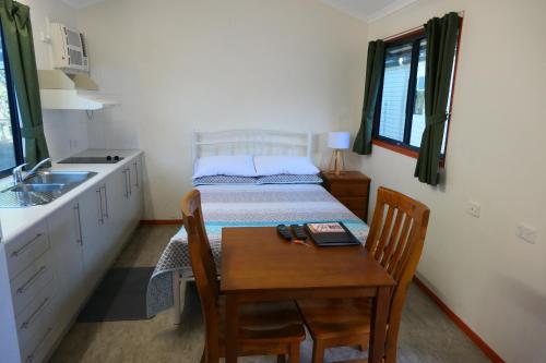 Η κουζίνα ή μικρή κουζίνα στο Mt Isa City Motel