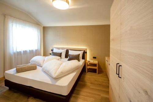 Ένα ή περισσότερα κρεβάτια σε δωμάτιο στο Haus Gregori Modern & Central Stay in Vineyard with Rooftop & Served Breakfast