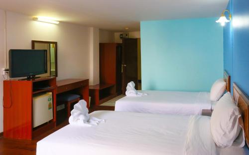 Una cama o camas en una habitación de Wiangwalee Hotel