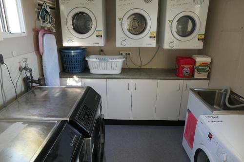 Η κουζίνα ή μικρή κουζίνα στο Mt Isa City Motel