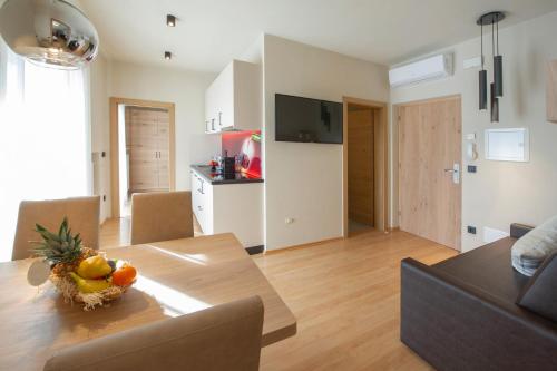 Μια τηλεόραση ή/και κέντρο ψυχαγωγίας στο Haus Gregori Modern & Central Stay in Vineyard with Rooftop & Served Breakfast