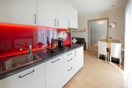 Η κουζίνα ή μικρή κουζίνα στο Haus Gregori Modern & Central Stay in Vineyard with Rooftop & Served Breakfast
