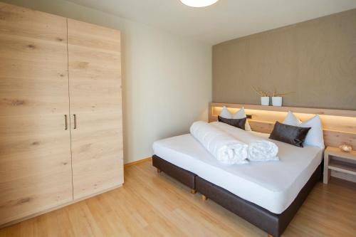 Ένα ή περισσότερα κρεβάτια σε δωμάτιο στο Haus Gregori Modern & Central Stay in Vineyard with Rooftop & Served Breakfast