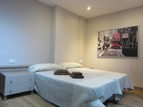 a bedroom with a bed and a picture of a bus at Apartamentos Adressadors in Valencia