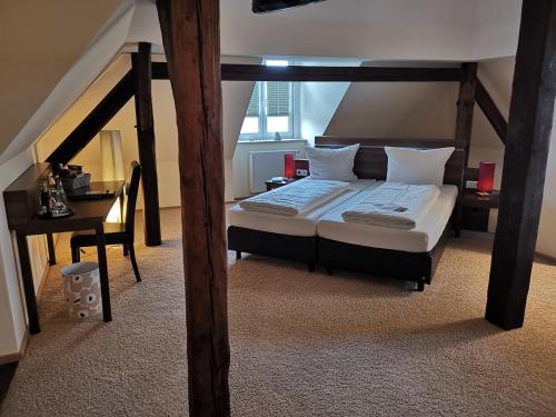 En eller flere senge i et værelse på Hotel Stadt Steinheim