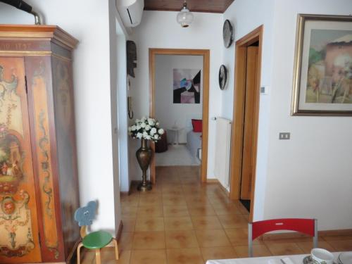 a room with a hallway with a vase of flowers at Il giardinetto in Premariacco