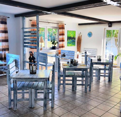 une salle à manger avec des tables et des chaises bleues dans l'établissement Hof Kranichstein, à Kluis