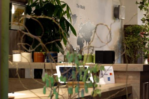 um quarto com muitas plantas em vasos sobre uma mesa em Trip & Sleep Hostel em Nagoia
