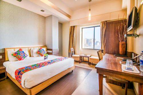 Postel nebo postele na pokoji v ubytování Hotel Sadanand Regency