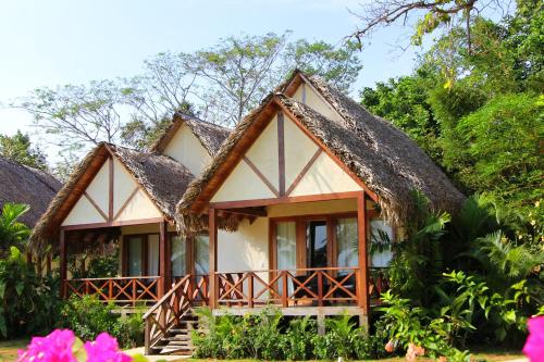 a small cottage with a thatched roof at Playa Venao Hotel Resort in Playa Venao