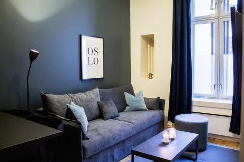 ein Wohnzimmer mit einem Sofa und einem Tisch in der Unterkunft Forenom Serviced Apartments Oslo Royal Park in Oslo