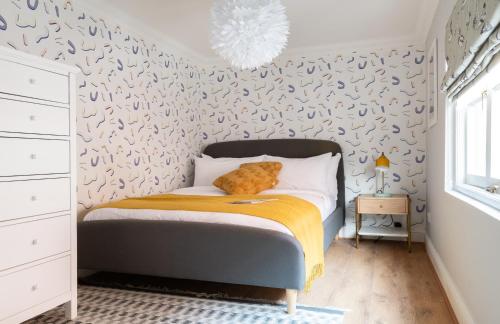 Llit o llits en una habitació de The Oxford Loft - Central & Modern 2BDR Hidden Gem