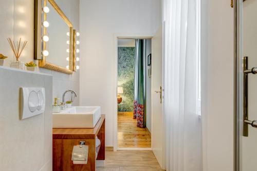 スプリトにあるDeluxe Rooms Tramontoの洗面台と鏡のあるバスルーム